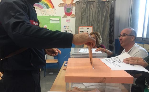 Un efectivo de los Bomberos de Almería depositando su voto esta mañana.