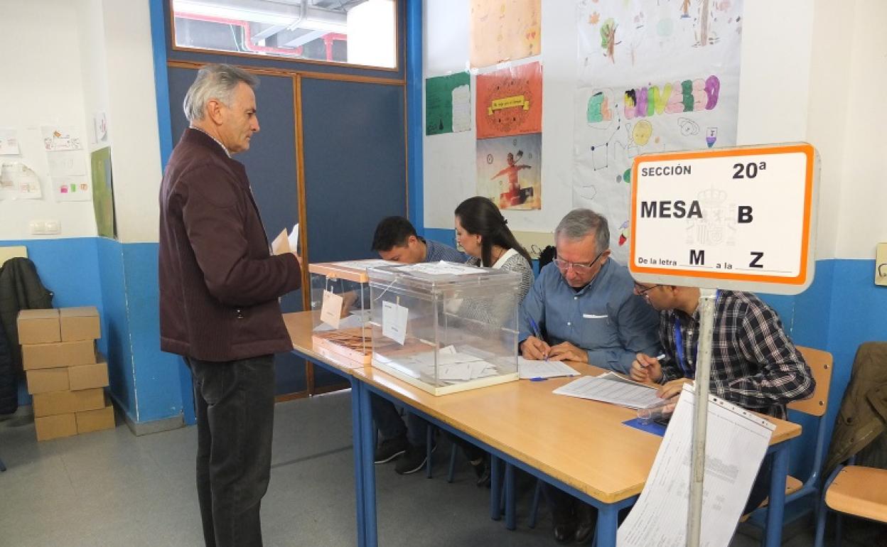 Un almeriense votando en la mañana de este domingo 10 de noviembre.