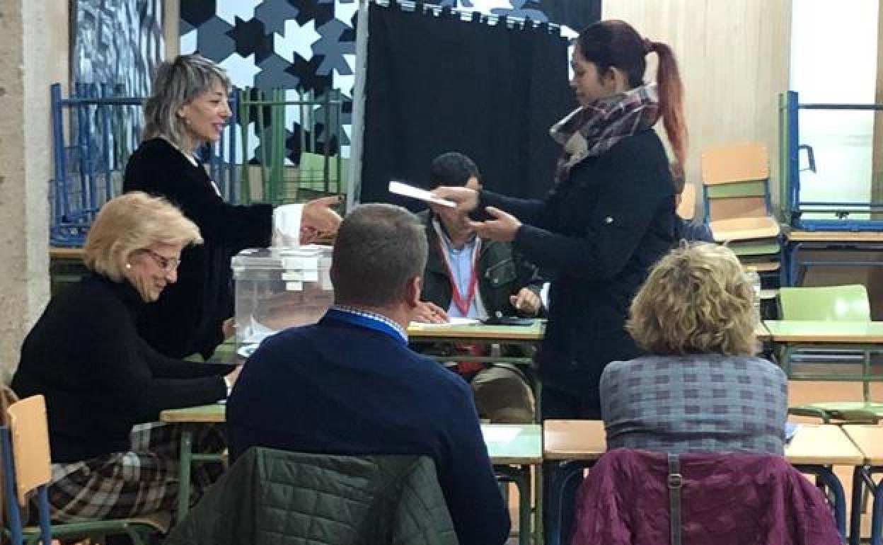 Una mujer vota en un colegio electoral de Huércal-Overa, esta mañana. 