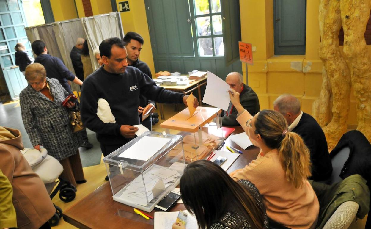 Votación en el colegio linarense de la Estación de Madrid, este 10N. 