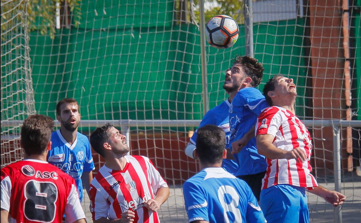 Un encuentro anterior del Porcuna. IDEAL