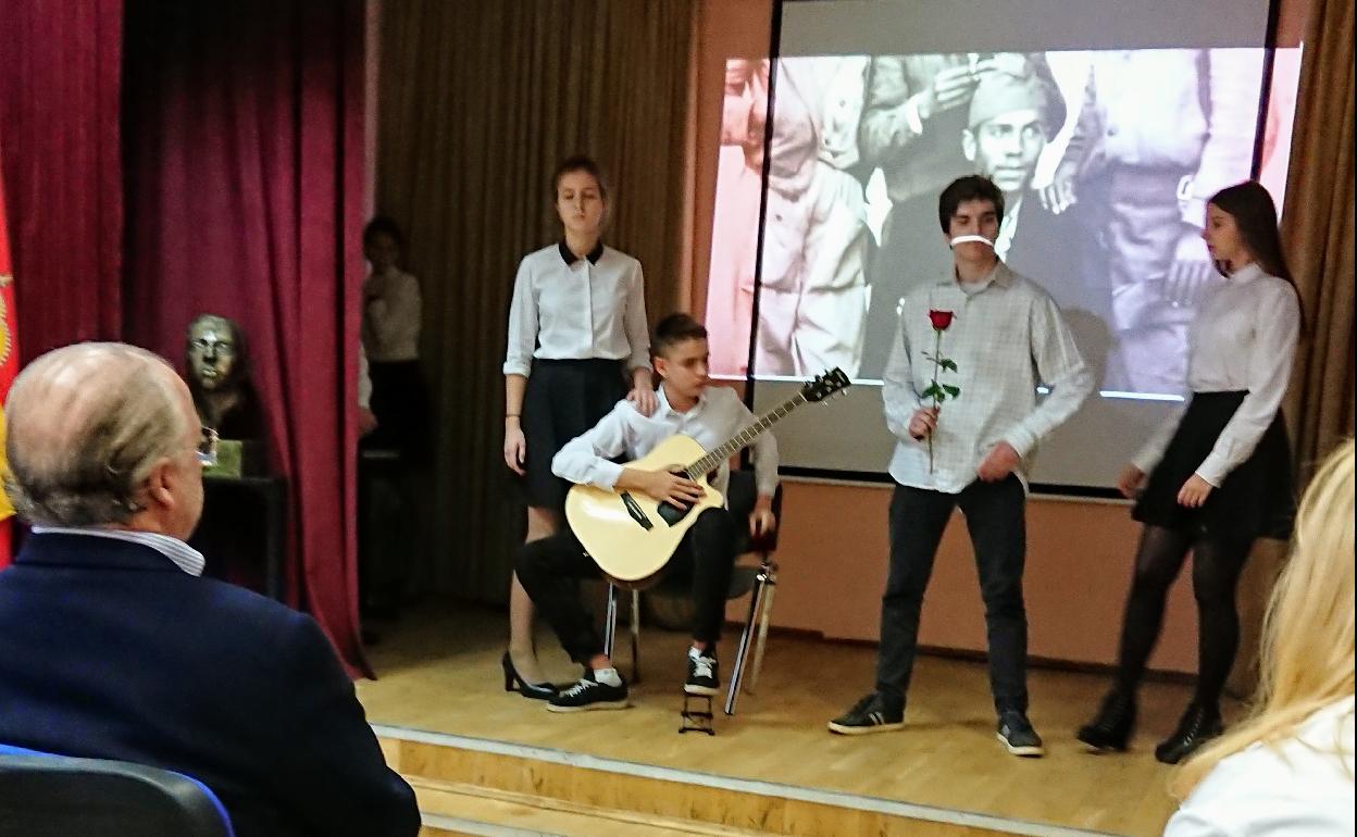 Alumnos de la escuela secundaria Miguel Hernández de Moscú leen textos del poeta ante el embajador de España en Rusia, Fernando Valderrama.