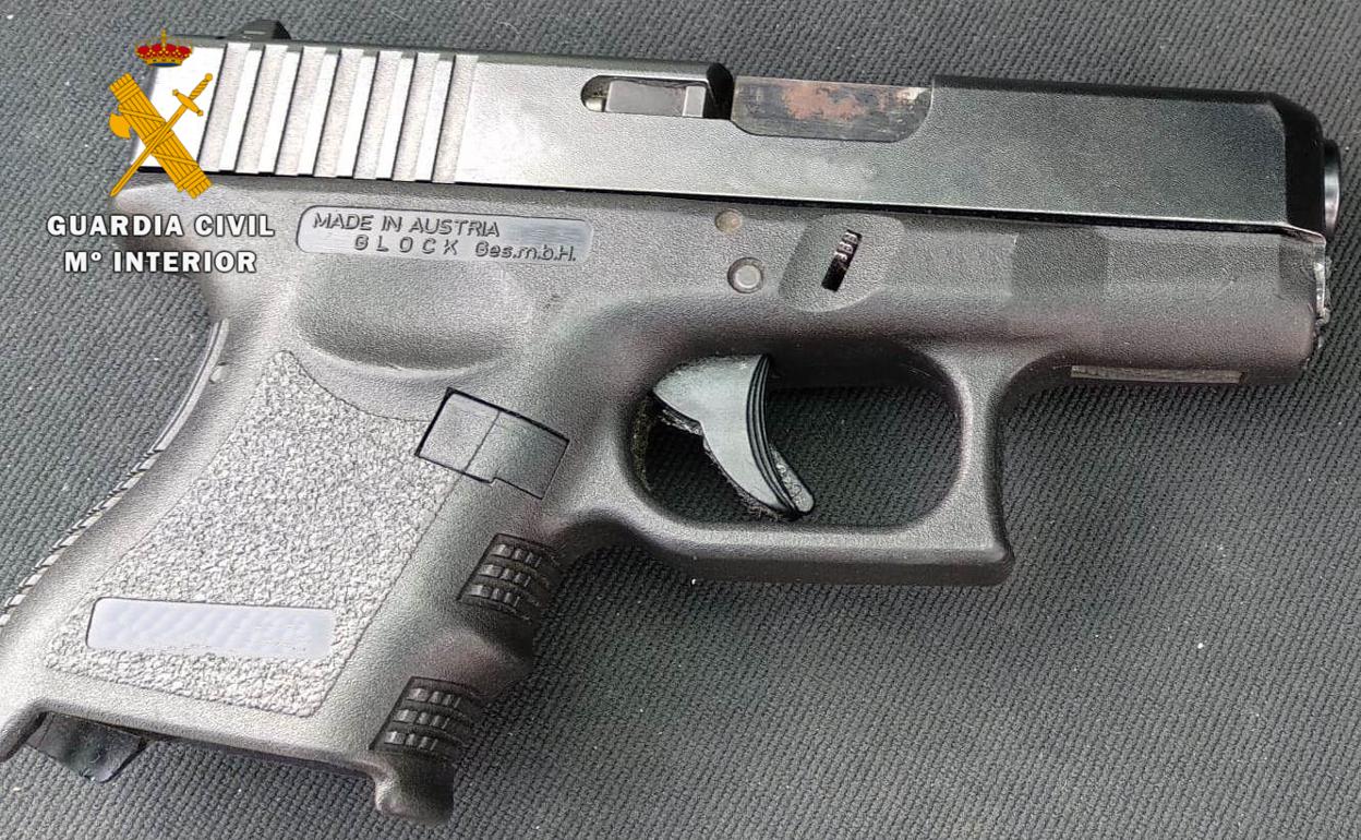 Sucesos en Granada | Detenido por amenazar a los clientes de un bar con una pistola