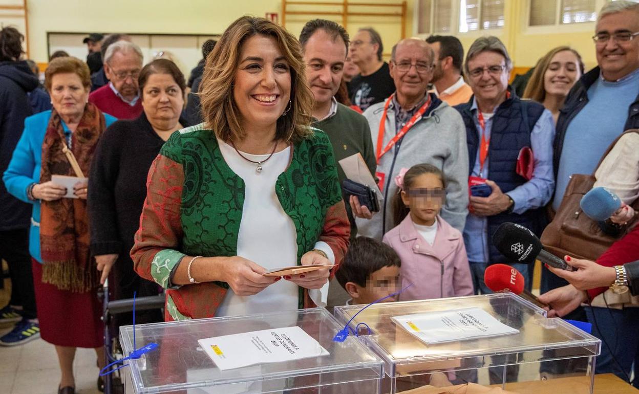 Susana Díaz se muestra sonriente en el momento de ejercer su voto.