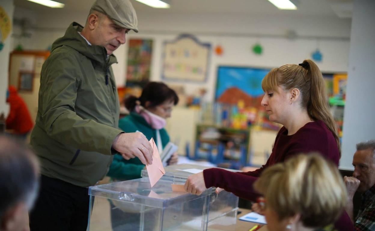 Un hombre vota en el colegio Alcazaba, en el Zaidín