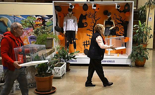 Imagen principal - IES Zaidín Vergeles, el centro de bailes regionales y detalle de una mano, antes de tomar la decisión. 