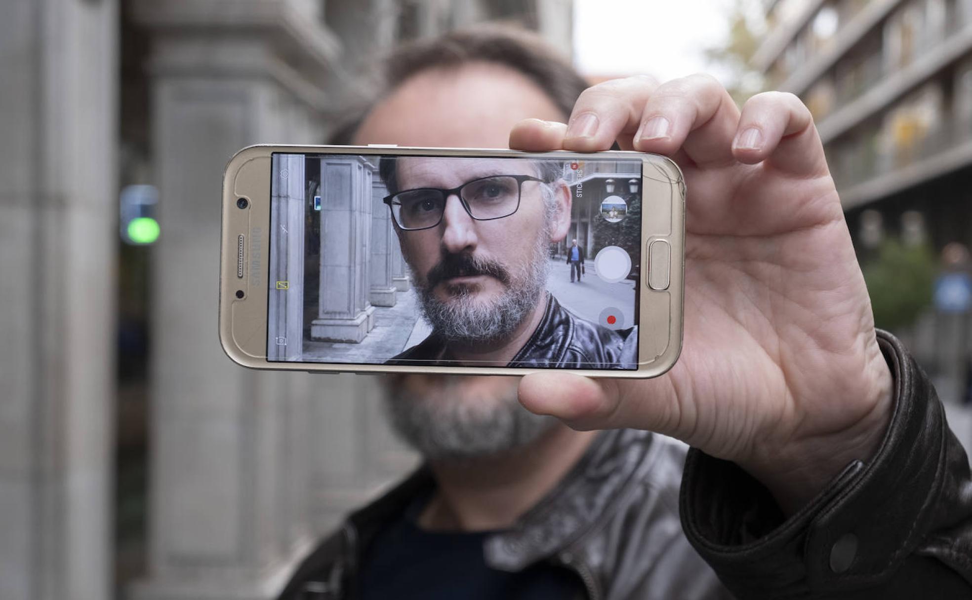 El granadino por decisión propia, Gabriel H. Walta, capturado por la pantalla de su móvil inteligente, en el centro de Granada.