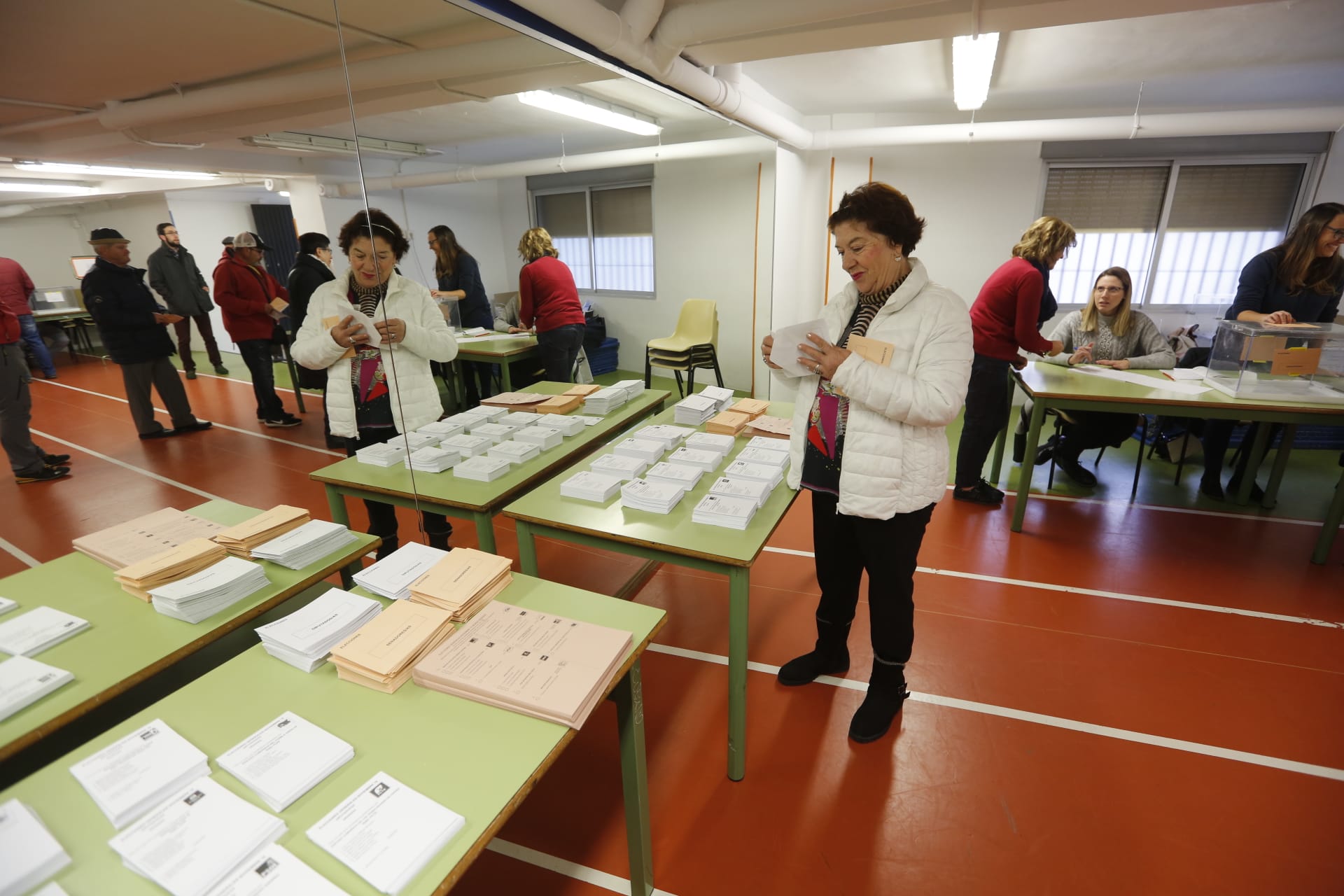 Desde las nueve de la mañana hasta las ocho de la tarde de este domingo, 775.007 granadinos podrán depositar en sus correspondientes mesas electorales -un total de 1.100- las papeletas con su sufragio al Congreso y el Senado