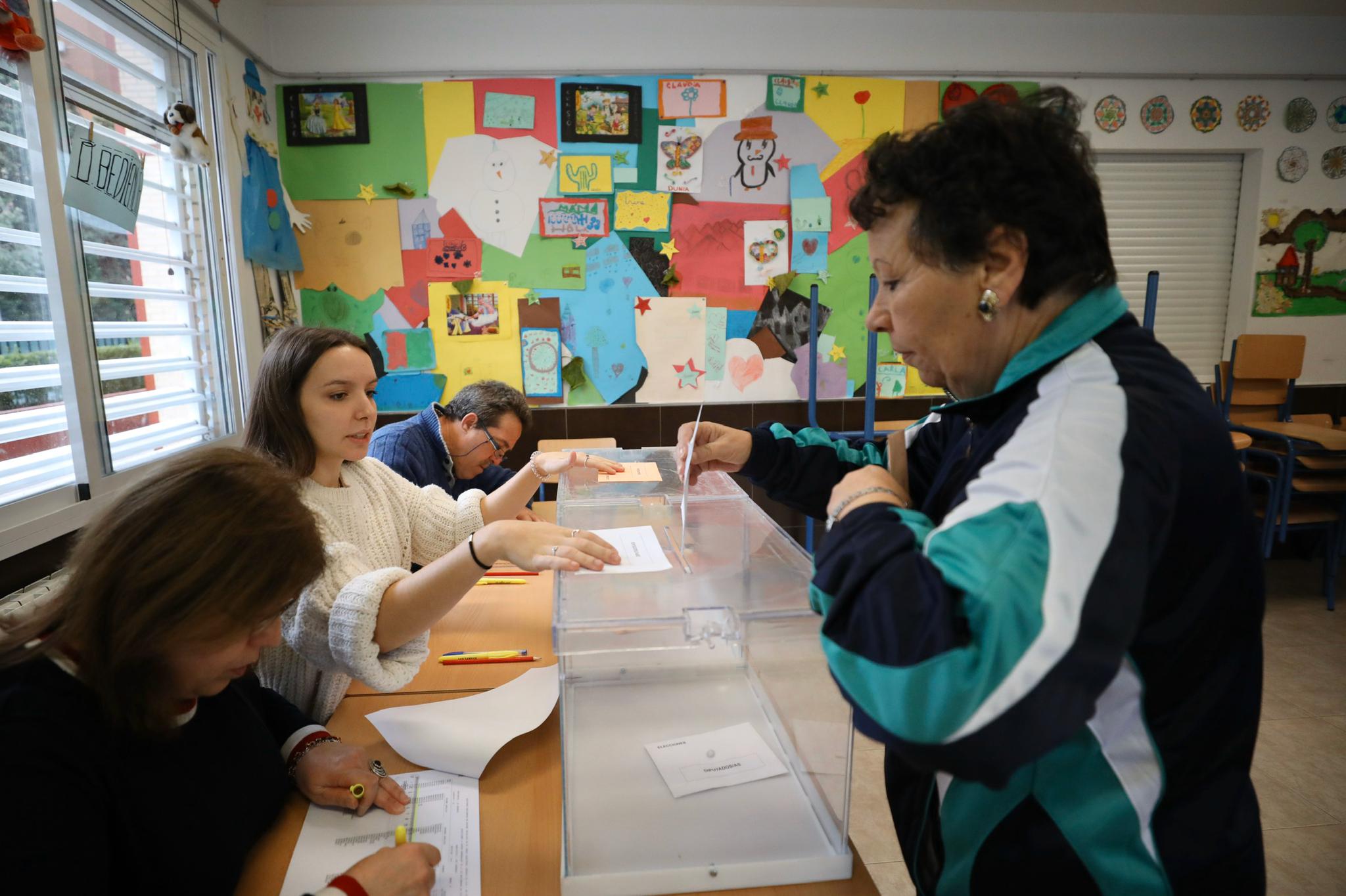 Desde las nueve de la mañana hasta las ocho de la tarde de este domingo, 775.007 granadinos podrán depositar en sus correspondientes mesas electorales -un total de 1.100- las papeletas con su sufragio al Congreso y el Senado