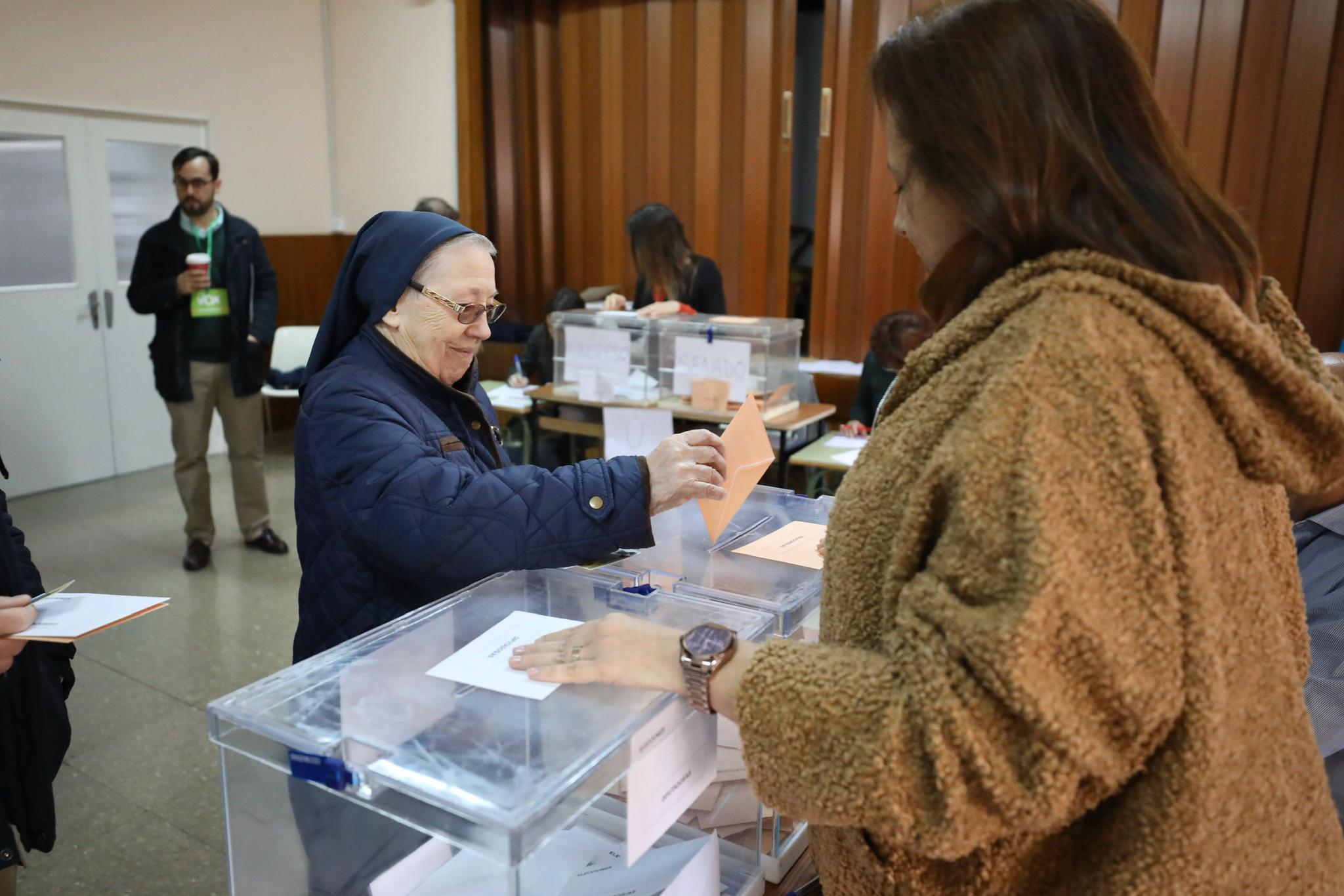 Desde las nueve de la mañana hasta las ocho de la tarde de este domingo, 775.007 granadinos podrán depositar en sus correspondientes mesas electorales -un total de 1.100- las papeletas con su sufragio al Congreso y el Senado