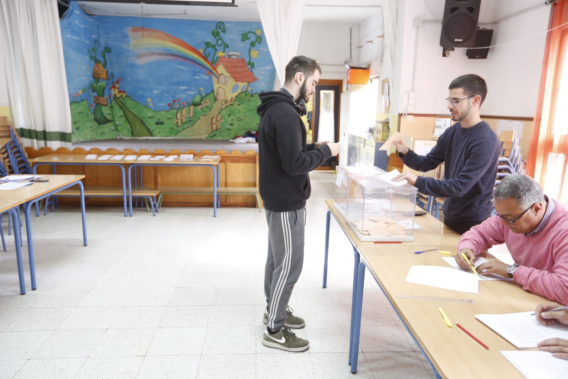 Desde las nueve de la mañana hasta las ocho de la tarde de este domingo, 775.007 granadinos podrán depositar en sus correspondientes mesas electorales -un total de 1.100- las papeletas con su sufragio al Congreso y el Senado