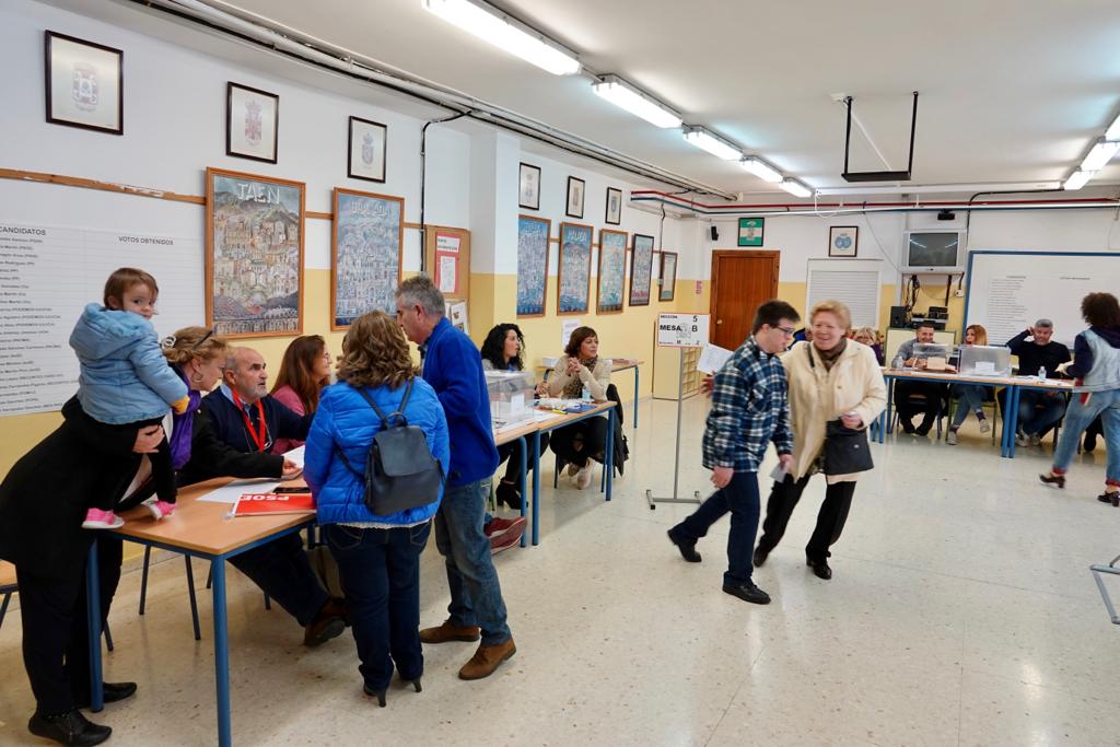 Desde las nueve de la mañana hasta las ocho de la tarde de este domingo, 775.007 granadinos podrán depositar en sus correspondientes mesas electorales -un total de 1.100- las papeletas con su sufragio al Congreso y el Senado