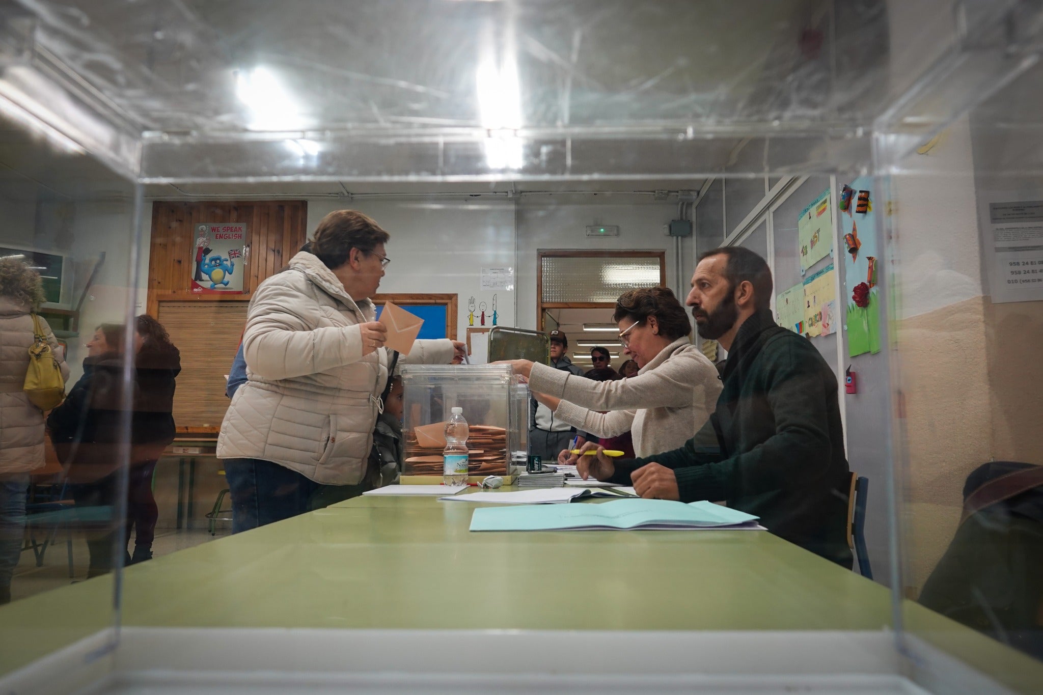 Desde las nueve de la mañana hasta las ocho de la tarde de este domingo, 775.007 granadinos podrán depositar en sus correspondientes mesas electorales -un total de 1.100- las papeletas con su sufragio al Congreso y el Senado