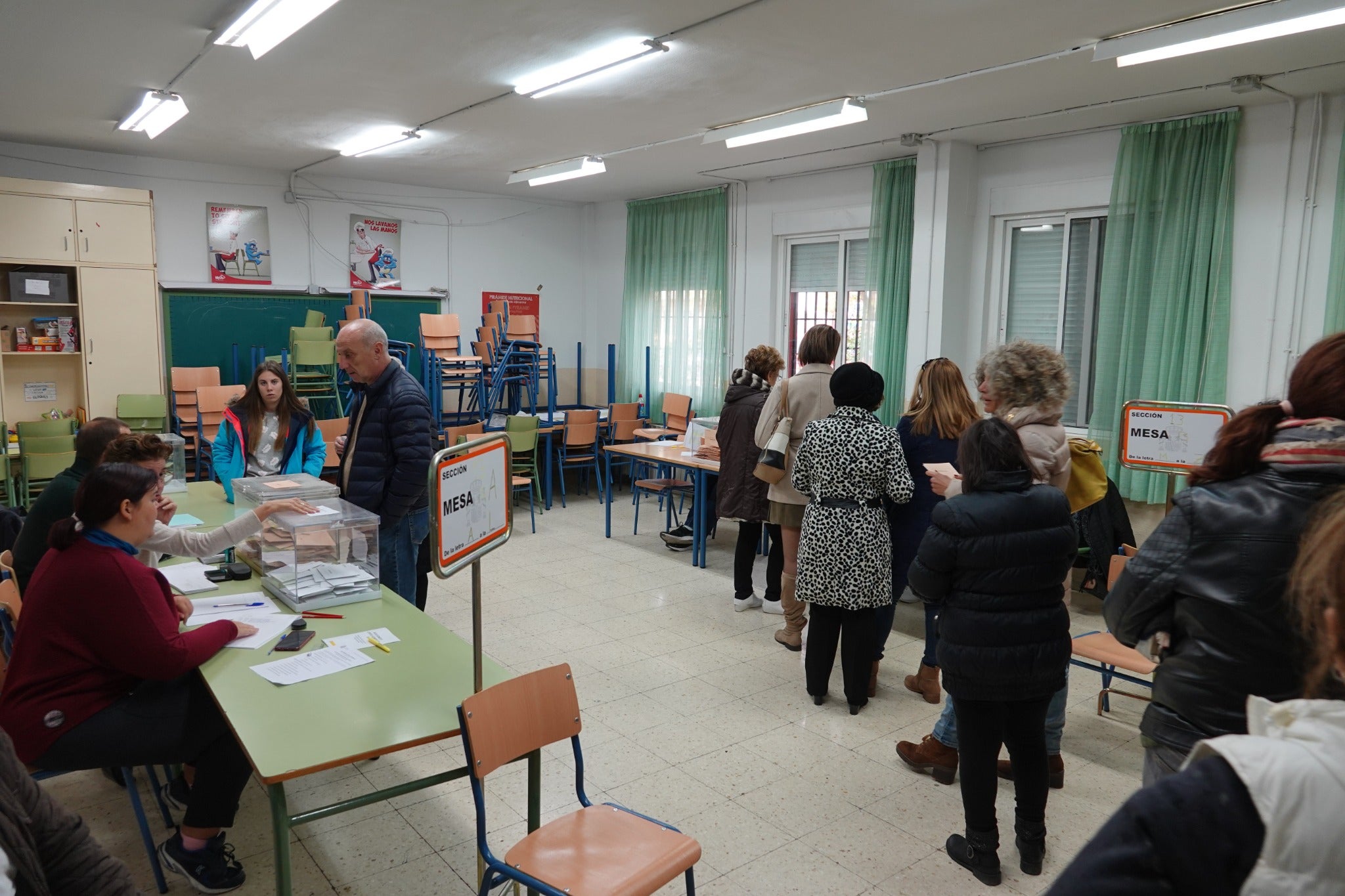 Desde las nueve de la mañana hasta las ocho de la tarde de este domingo, 775.007 granadinos podrán depositar en sus correspondientes mesas electorales -un total de 1.100- las papeletas con su sufragio al Congreso y el Senado