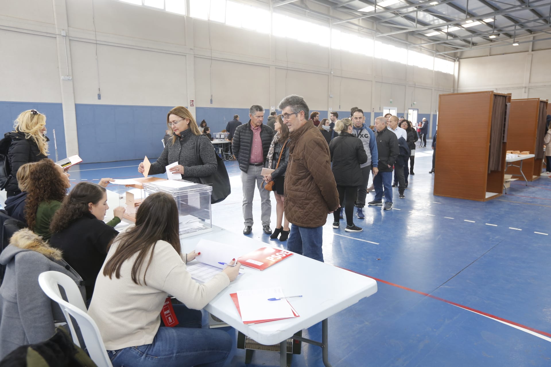 Desde las nueve de la mañana hasta las ocho de la tarde de este domingo, 775.007 granadinos podrán depositar en sus correspondientes mesas electorales -un total de 1.100- las papeletas con su sufragio al Congreso y el Senado