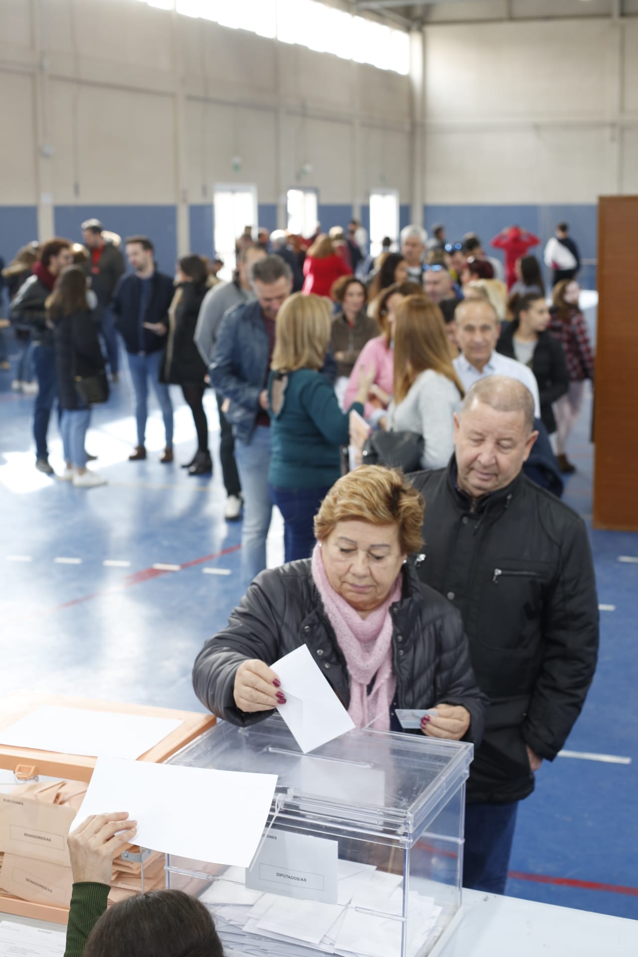 Desde las nueve de la mañana hasta las ocho de la tarde de este domingo, 775.007 granadinos podrán depositar en sus correspondientes mesas electorales -un total de 1.100- las papeletas con su sufragio al Congreso y el Senado