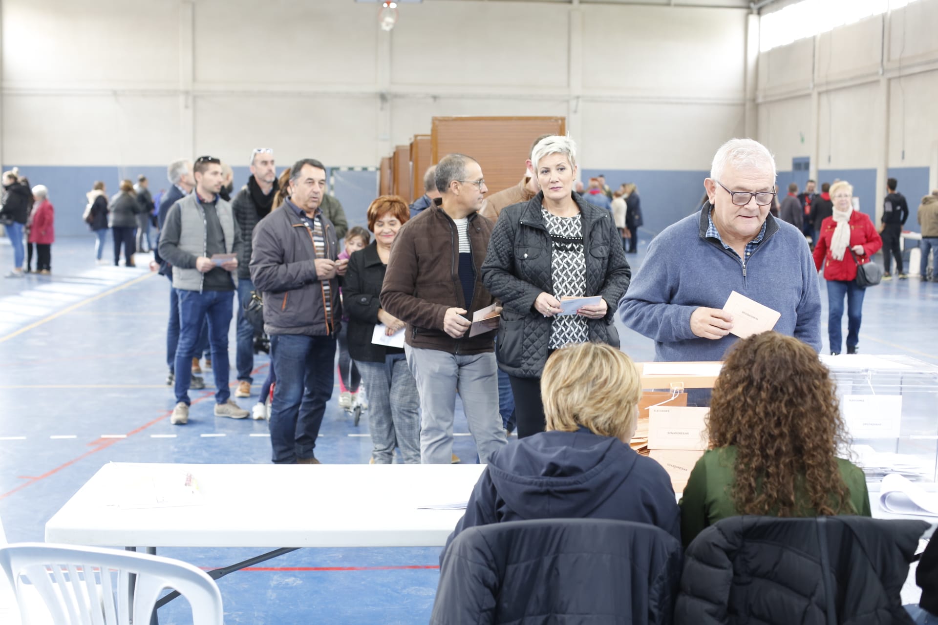 Desde las nueve de la mañana hasta las ocho de la tarde de este domingo, 775.007 granadinos podrán depositar en sus correspondientes mesas electorales -un total de 1.100- las papeletas con su sufragio al Congreso y el Senado