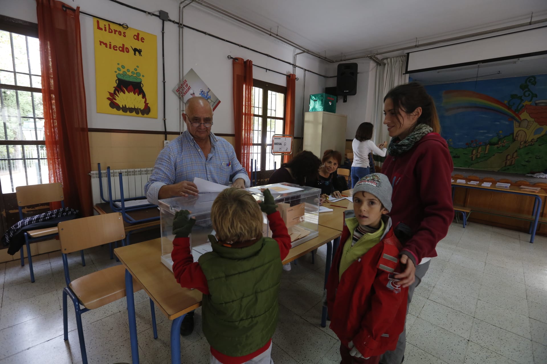 Desde las nueve de la mañana hasta las ocho de la tarde de este domingo, 775.007 granadinos podrán depositar en sus correspondientes mesas electorales -un total de 1.100- las papeletas con su sufragio al Congreso y el Senado