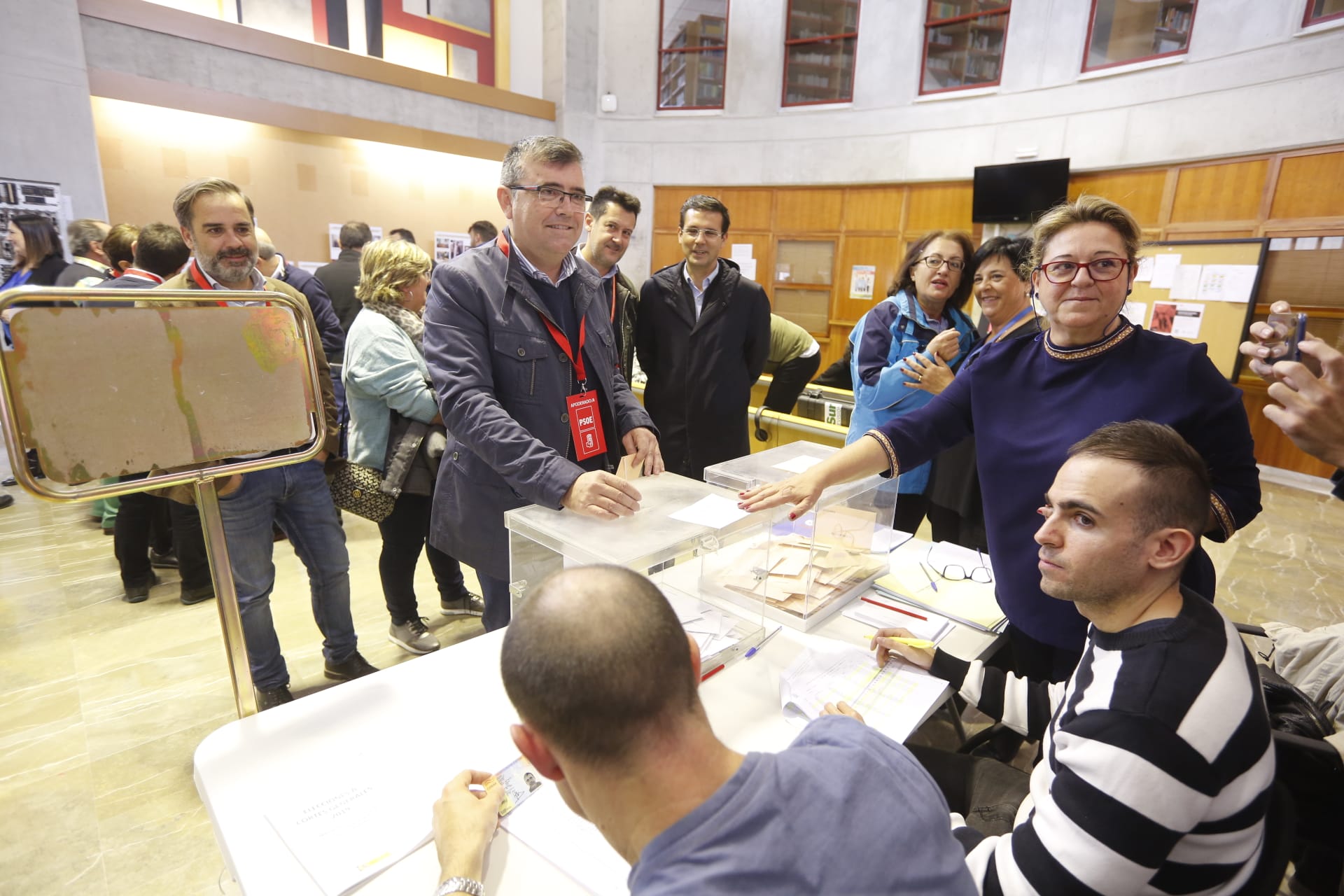 Desde las nueve de la mañana hasta las ocho de la tarde de este domingo, 775.007 granadinos podrán depositar en sus correspondientes mesas electorales -un total de 1.100- las papeletas con su sufragio al Congreso y el Senado