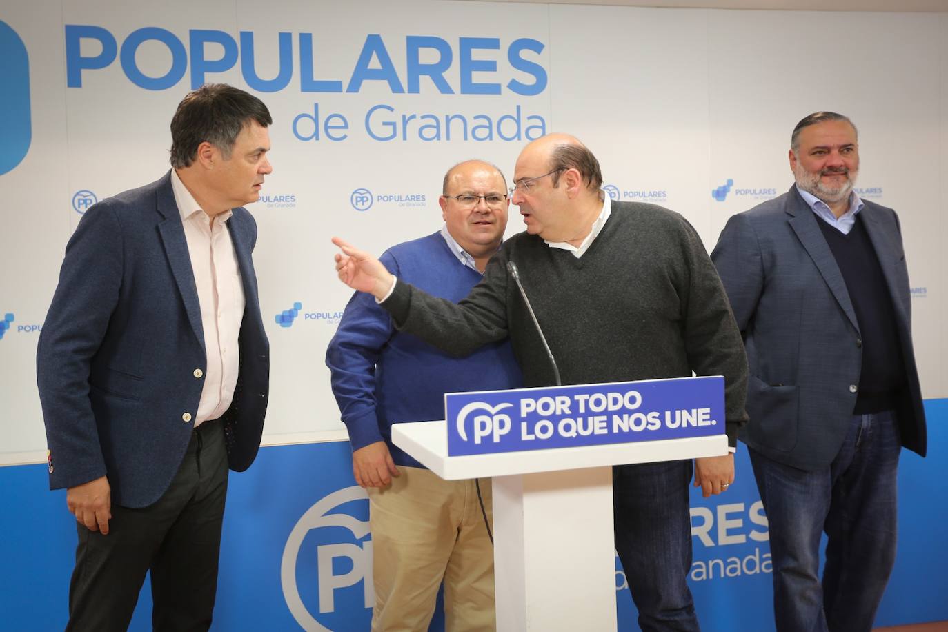 Mientras el PSOE y el PP se han reunido en sus sedes, Ciudadanos y Vox están siguiendo el recuento fuera