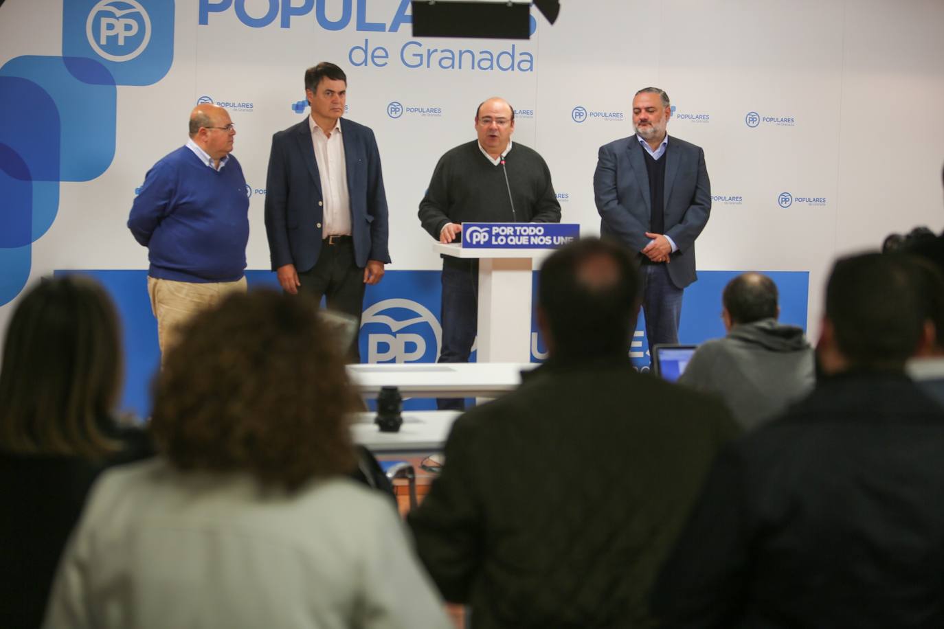 Mientras el PSOE y el PP se han reunido en sus sedes, Ciudadanos y Vox están siguiendo el recuento fuera