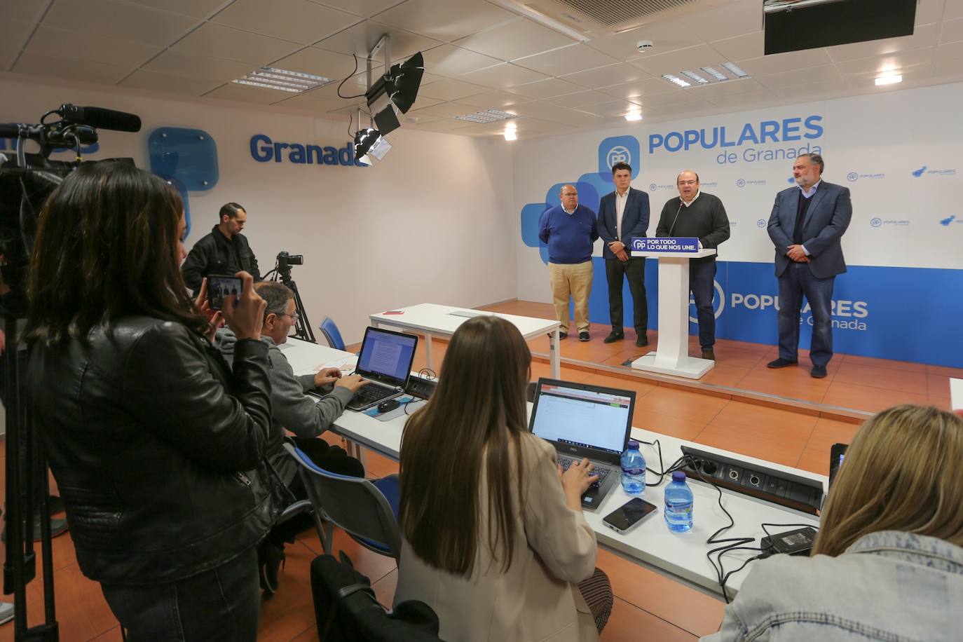 Mientras el PSOE y el PP se han reunido en sus sedes, Ciudadanos y Vox están siguiendo el recuento fuera