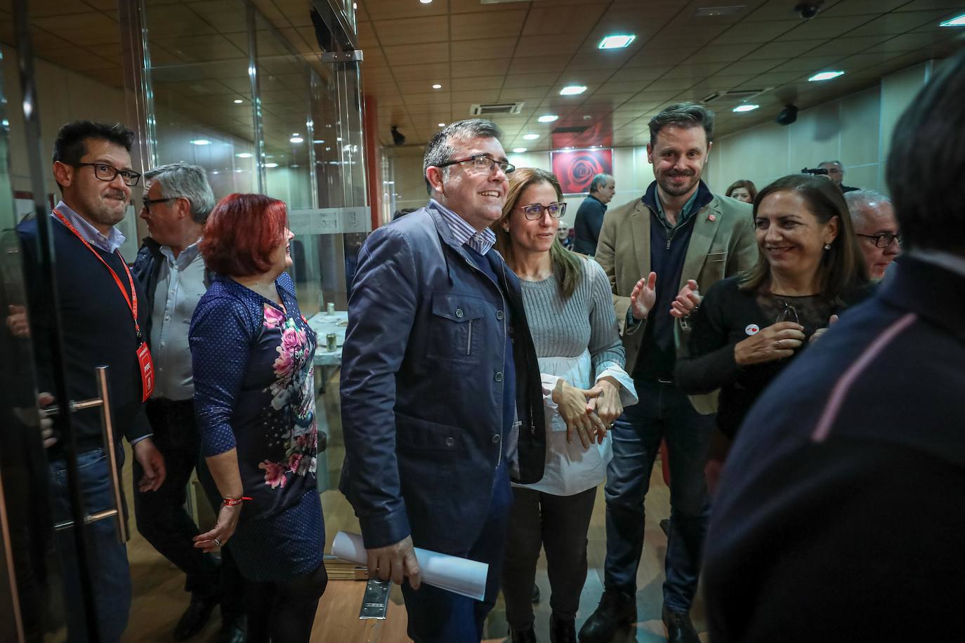 Mientras el PSOE y el PP se han reunido en sus sedes, Ciudadanos y Vox están siguiendo el recuento fuera