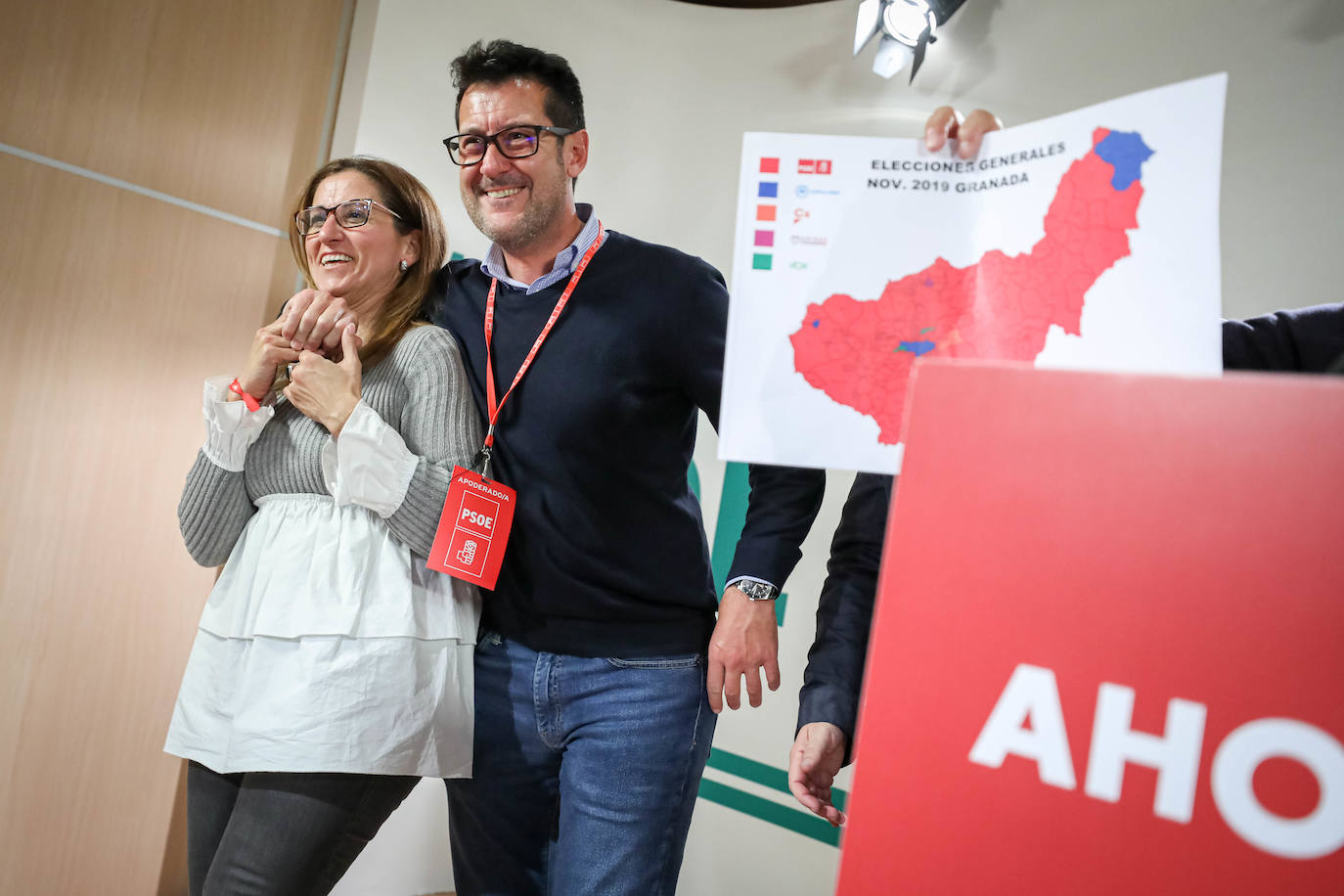 Mientras el PSOE y el PP se han reunido en sus sedes, Ciudadanos y Vox están siguiendo el recuento fuera