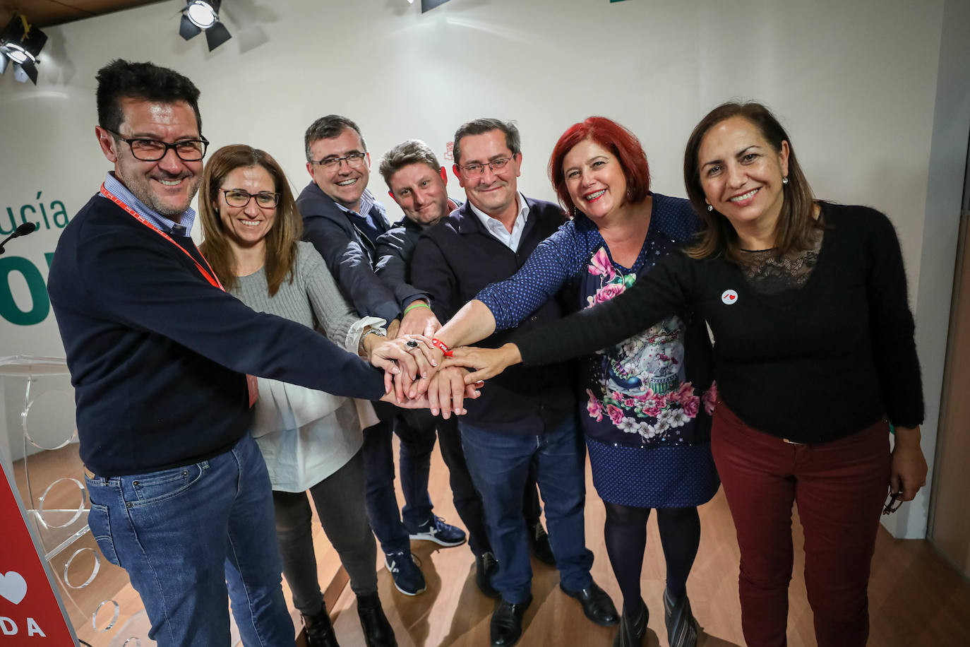 Mientras el PSOE y el PP se han reunido en sus sedes, Ciudadanos y Vox están siguiendo el recuento fuera