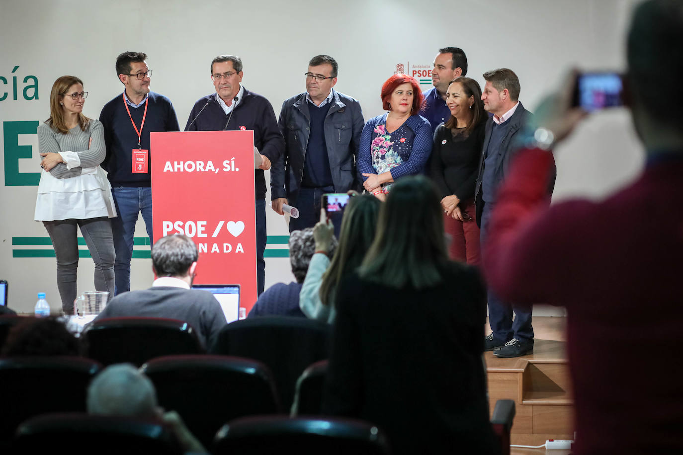 Mientras el PSOE y el PP se han reunido en sus sedes, Ciudadanos y Vox están siguiendo el recuento fuera