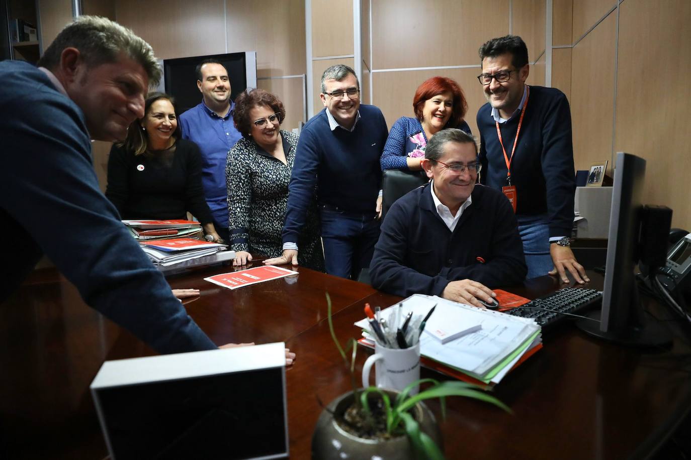 Mientras el PSOE y el PP se han reunido en sus sedes, Ciudadanos y Vox están siguiendo el recuento fuera