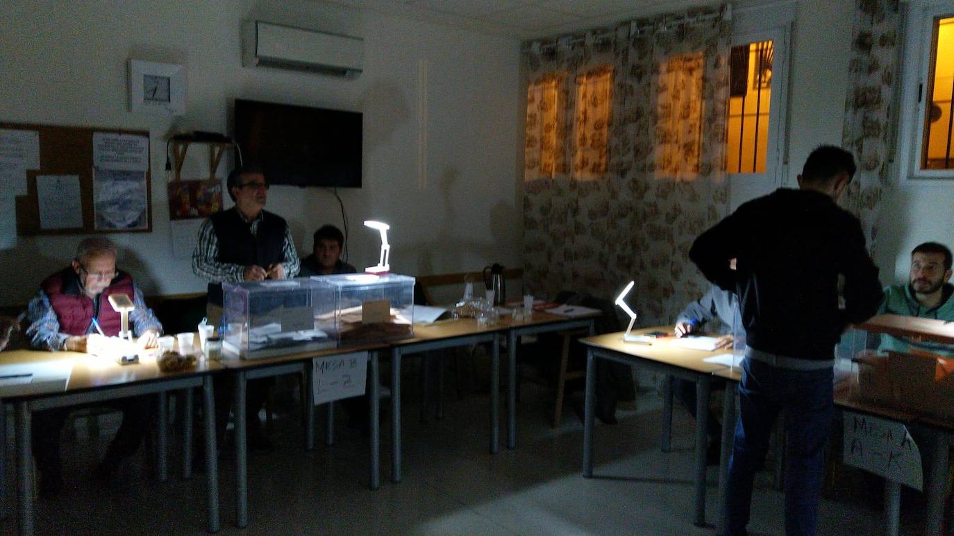 A oscuras en el colegio electoral de Haza Grande.