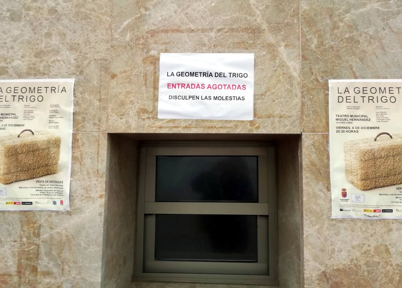 Taquilla del teatro con el aviso de que las entradas están agotadas. GARCÍA-MÁRQUEZ