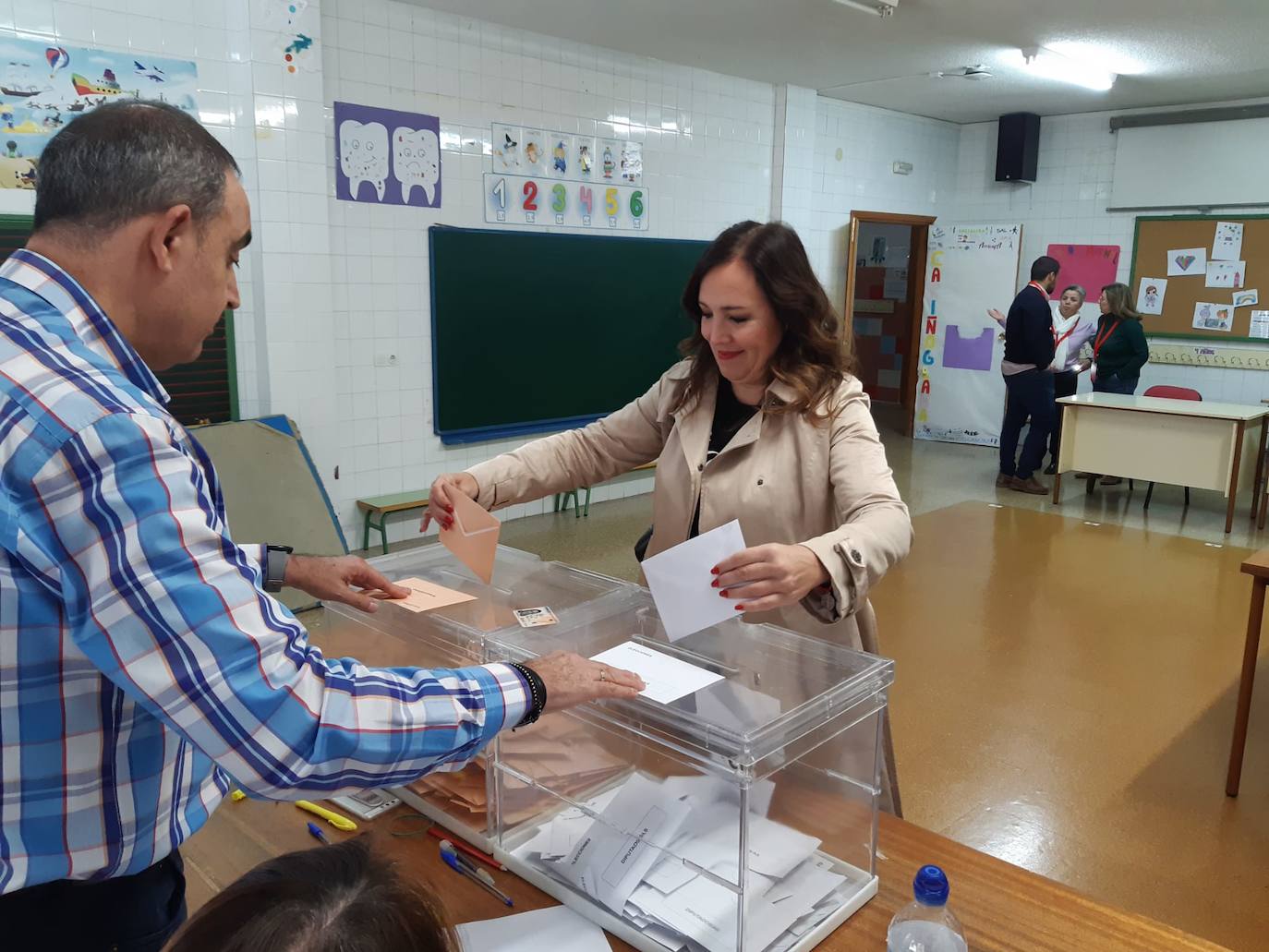 Candidatos al Congreso, al Senado y miembros de los partidos en general se van acercando a los colegios electorales en este 10-N