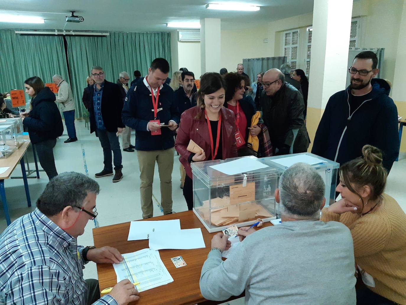 Candidatos al Congreso, al Senado y miembros de los partidos en general se van acercando a los colegios electorales en este 10-N