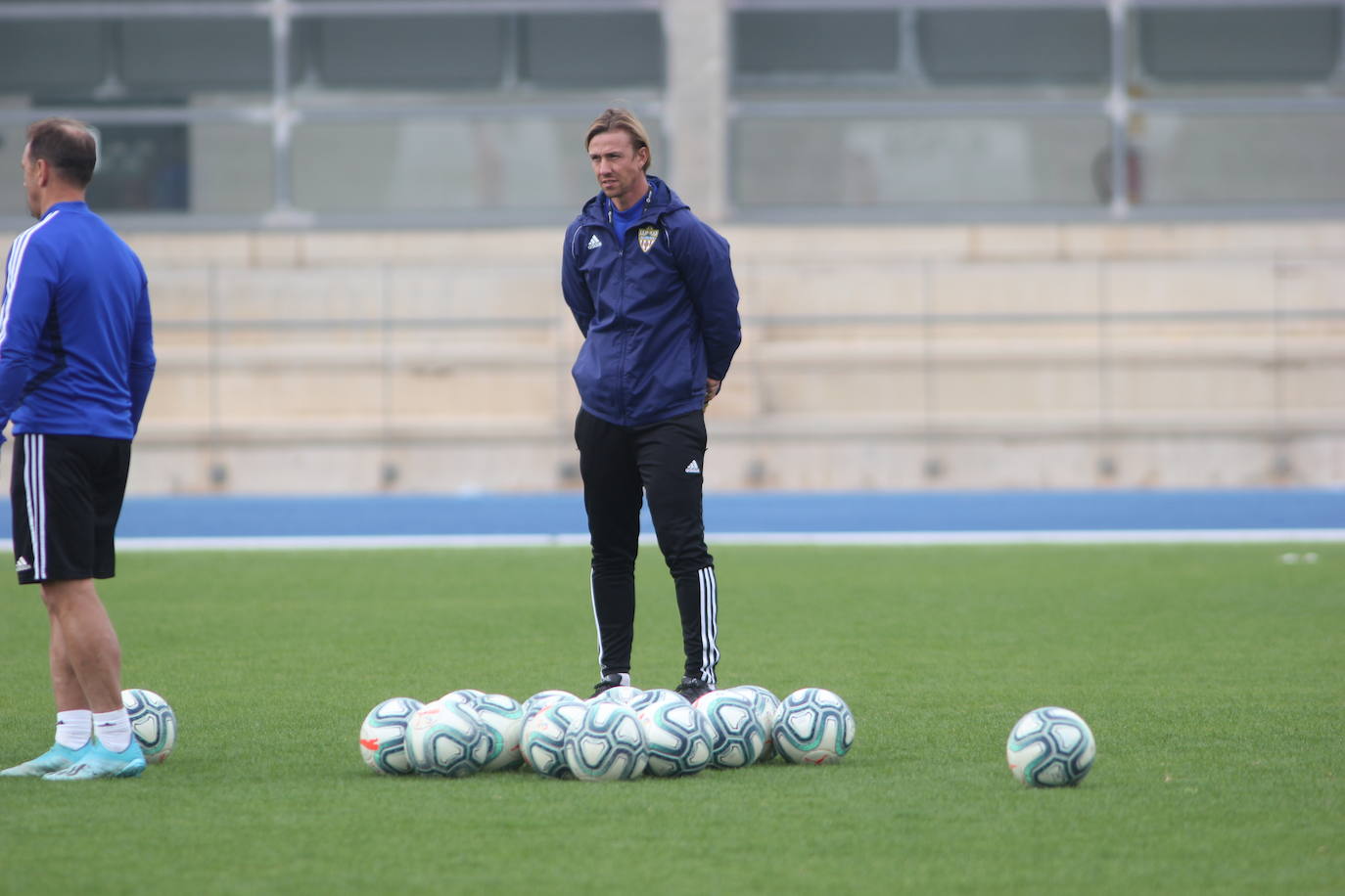 'Guti' siempre con el balón cerca. 