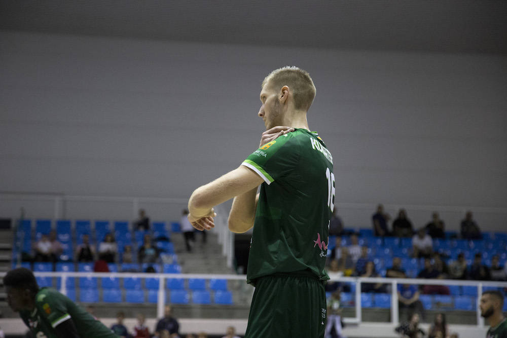El opuesto de Unicaja Costa de Almería, Pablo Kukartsev, se prepara el hombro para entrar en juego en ataque.
