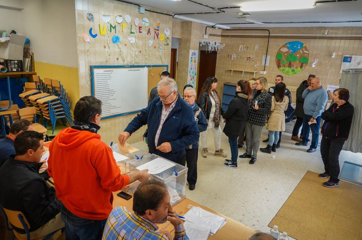 Colegio Nuestra Señora de las Angustias en Huétor Vega, donde el PSOE volvió a ganar y el PP aguantó el tirón de Vox por solo 19 votos.