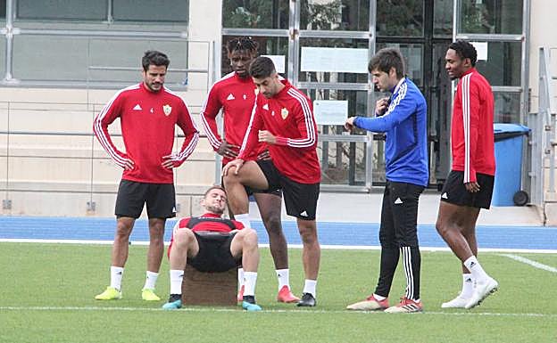 César de la Hoz trabaja en un circuito, con Víctor Fortes dirigiendo. 