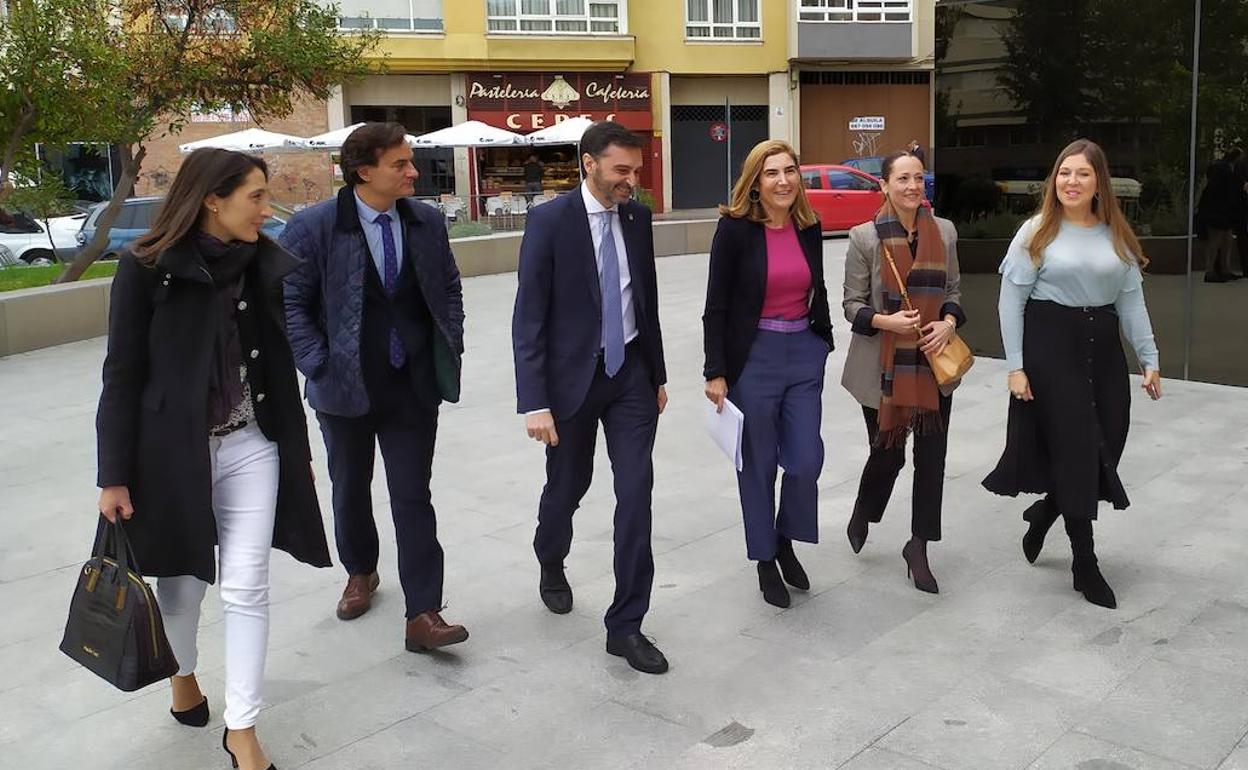 La consejera, tercera por la izquierda, junto al delegado de Empleo y otras autoridades este lunes. 