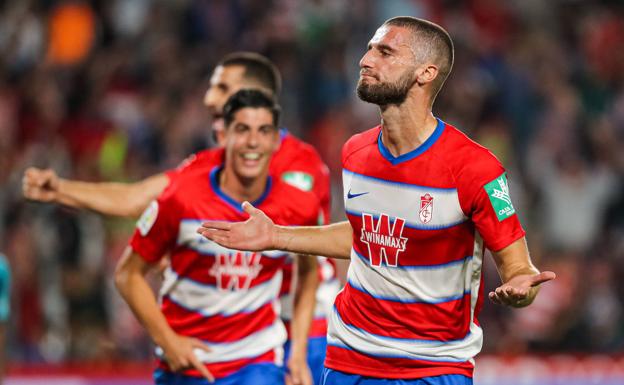 Domingos celebra su gol ante Osasuna. 