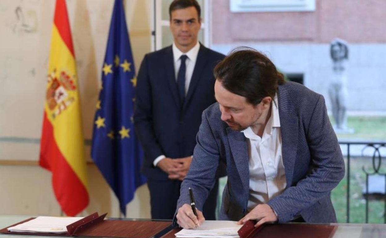 Iglesias firma el acuerdo de Presupuestos con Sánchez en octubre de 2018.