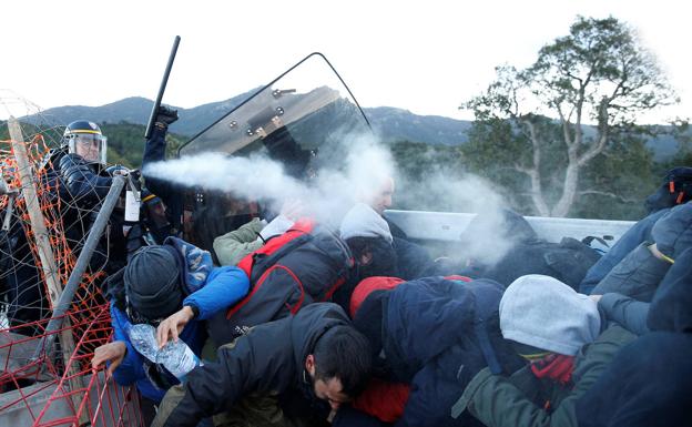 Un agente antidisturbios francés rocía con gas pimienta a los manifestantes que bloqueaban la AP-7 desde el lunes.