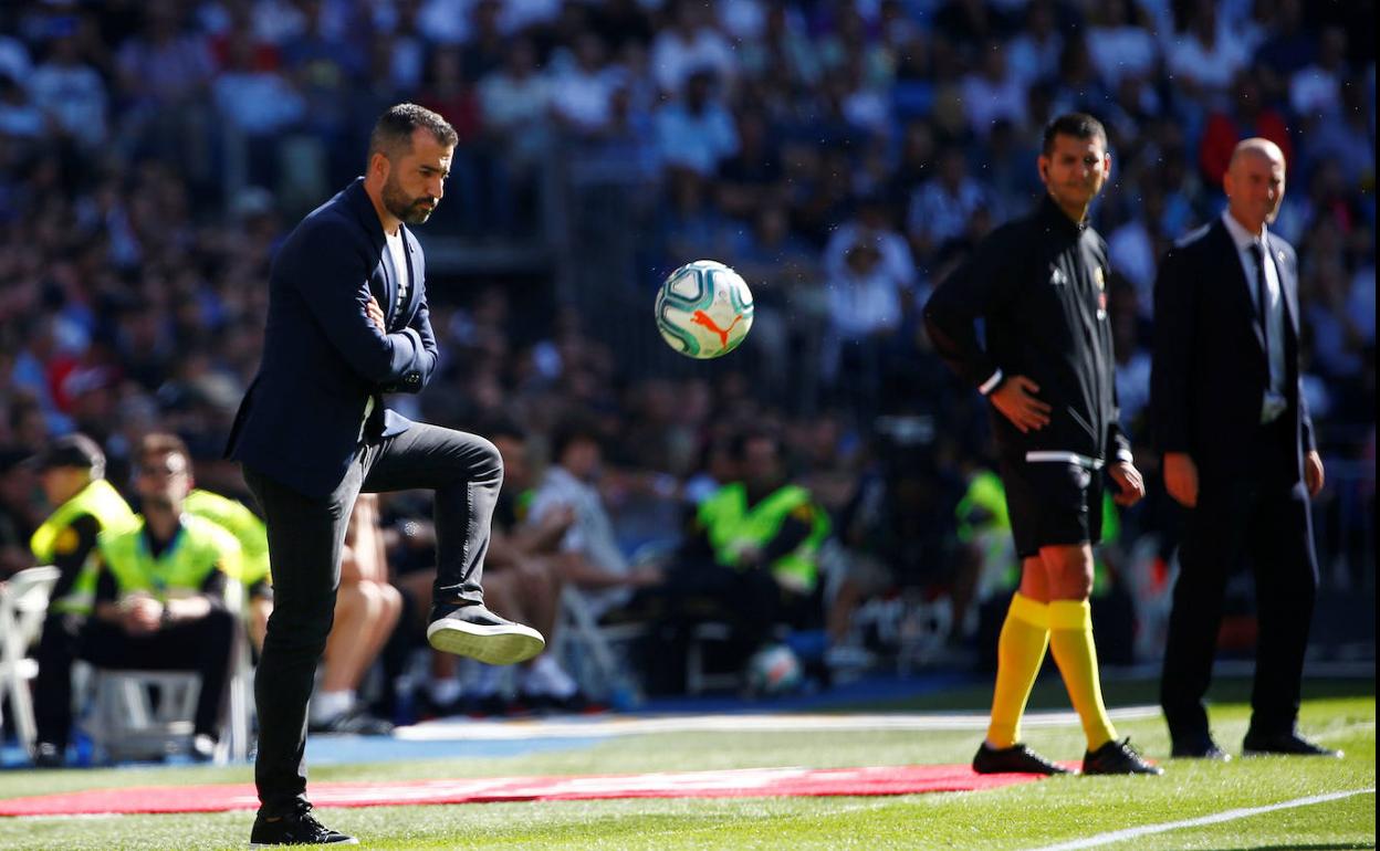 Diego Martínez se dispone a controlar el balón en el área técnica del Santiago Bernabéu, durante el partido de Liga. 