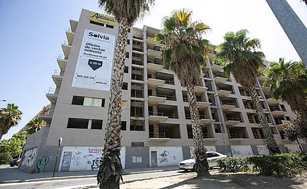 Edificio propiedad de una inmobiliaria.