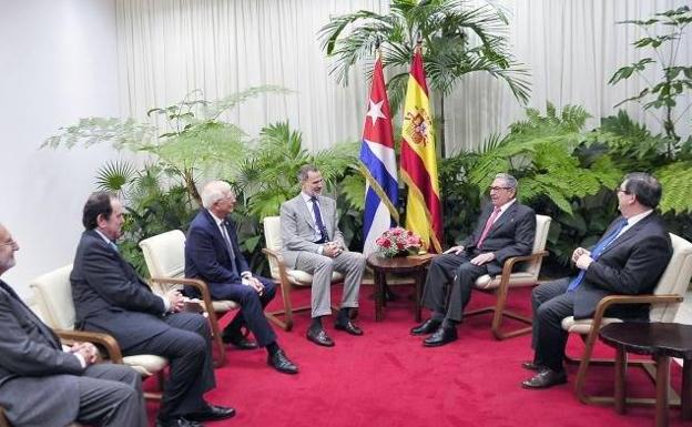 El Rey de España con Raúl Castro.