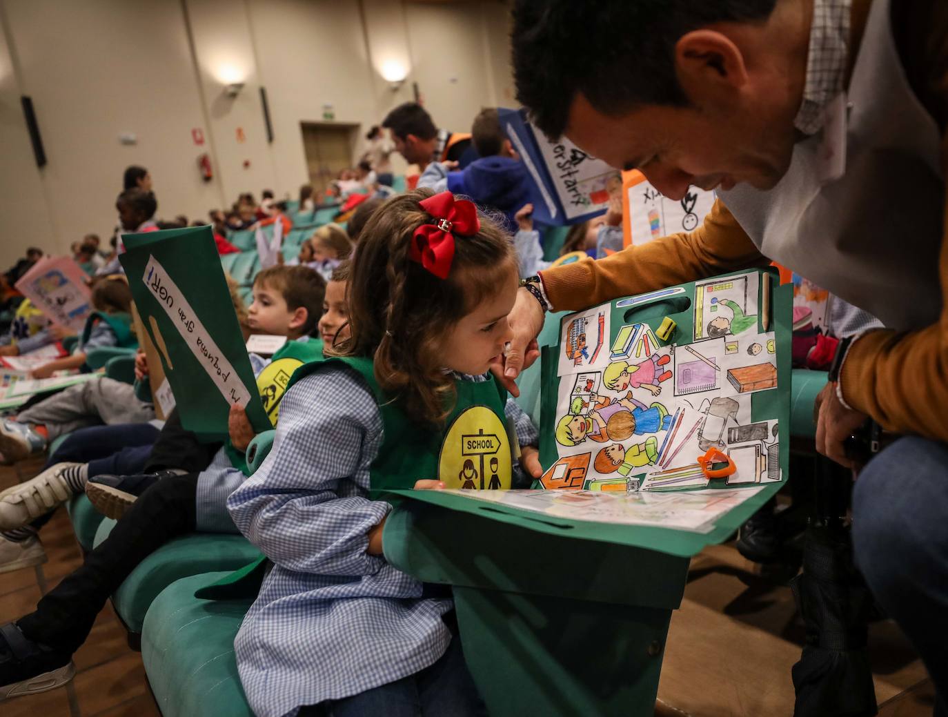 La Universidad granadina desarrolla un proyecto de innovación docente en el que recibe a más de cien niños que conocen el mundo universitario con divertidas actividades y un cuento 