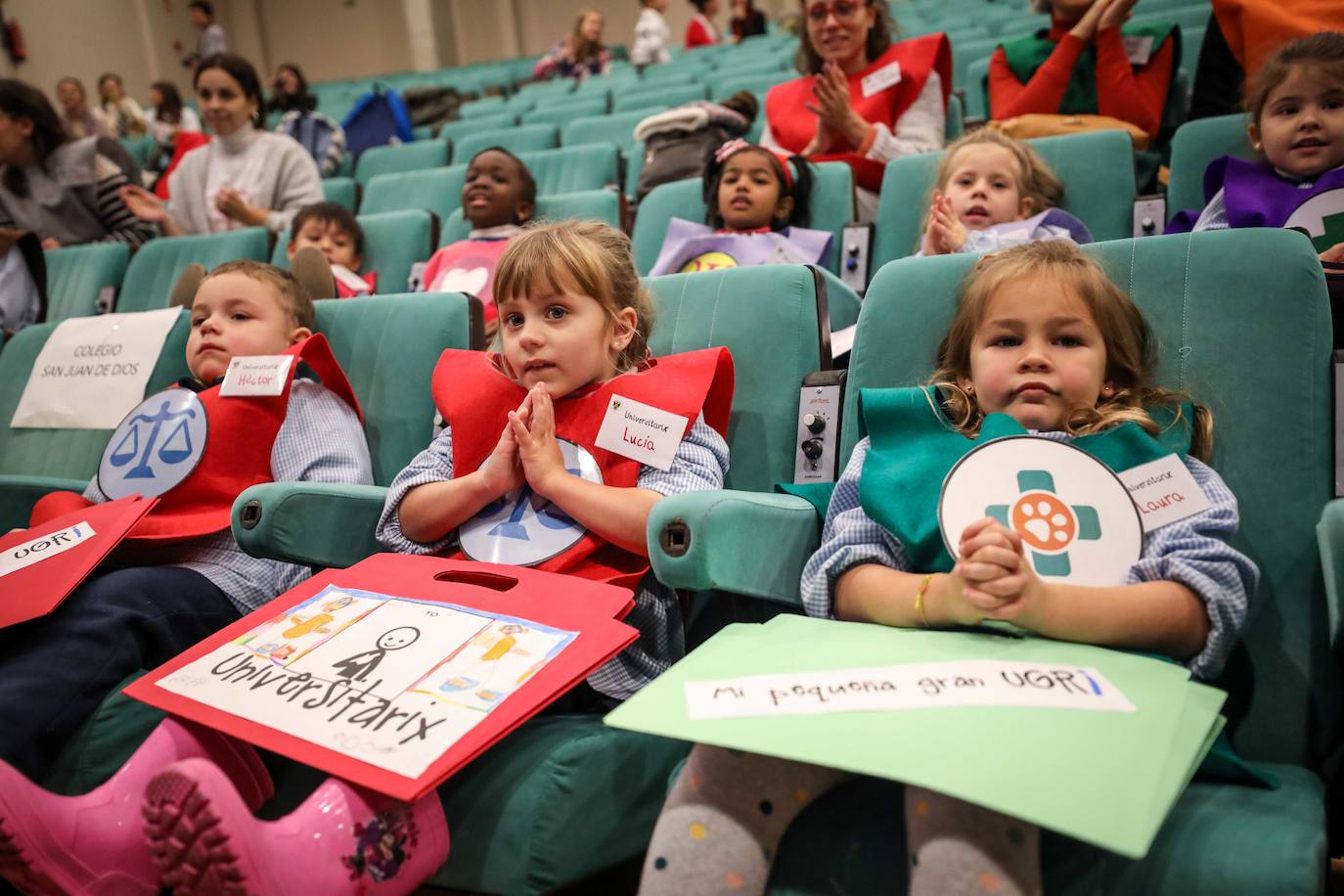 La Universidad granadina desarrolla un proyecto de innovación docente en el que recibe a más de cien niños que conocen el mundo universitario con divertidas actividades y un cuento 