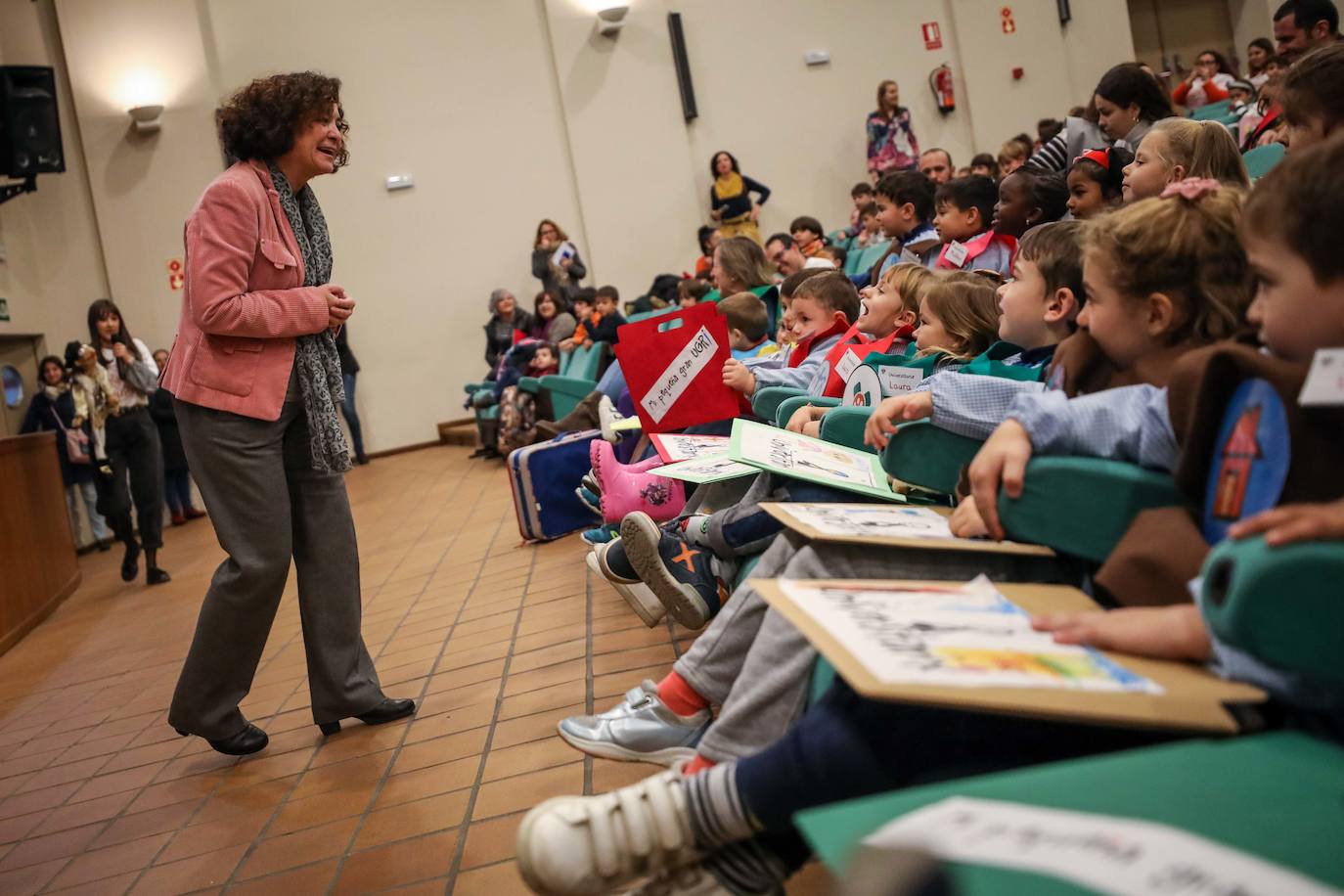 La Universidad granadina desarrolla un proyecto de innovación docente en el que recibe a más de cien niños que conocen el mundo universitario con divertidas actividades y un cuento 