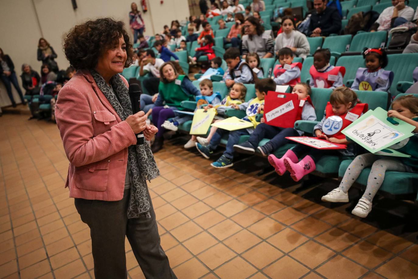 La Universidad granadina desarrolla un proyecto de innovación docente en el que recibe a más de cien niños que conocen el mundo universitario con divertidas actividades y un cuento 